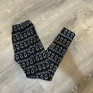 Pink Republic penguin with black background leggings size medium